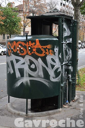 Vespasienne côté droit Vespasienne côté droit
