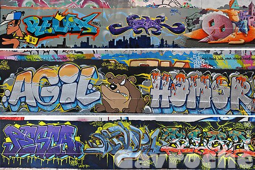 Fresques au spot de graffiti de la rue Pyrénées Fresques au spot de graffiti de la rue Pyrénées