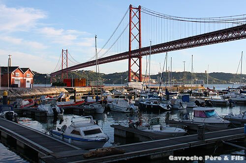 Le Pont du 25 Avril depuis les docks